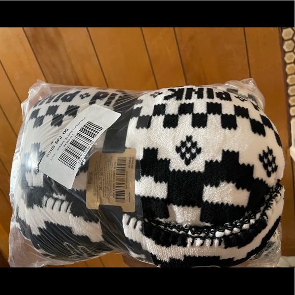 NWT VICTORIA'S SECRET VS PINK Sherpa Blanket - Picture 5 of 8